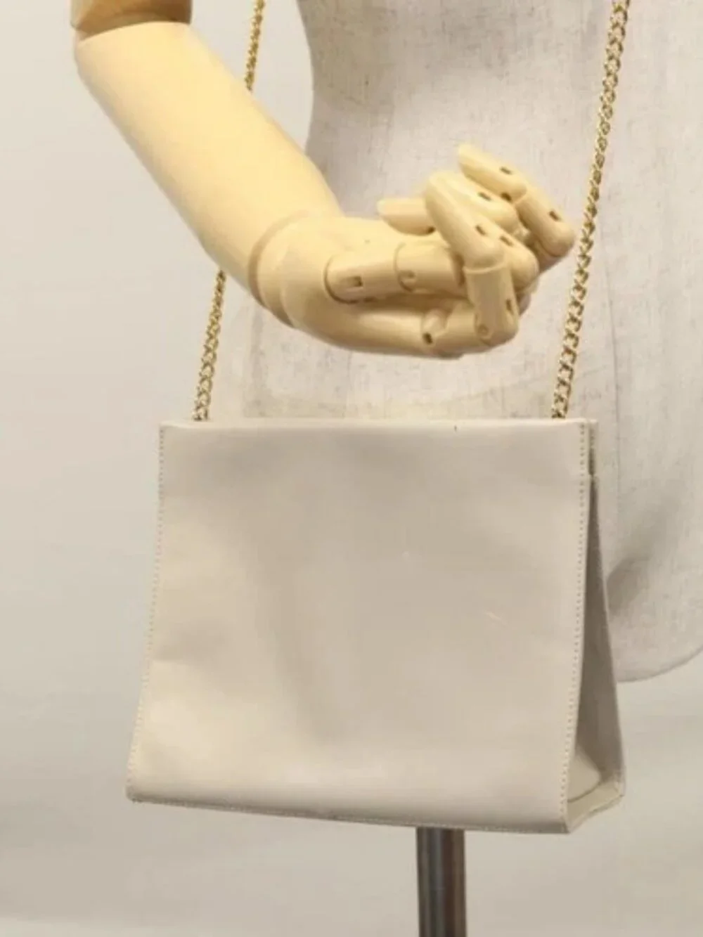Salvatore Ferragamo Chain Shoulder Bag Leather Beige Gold Auth th5704